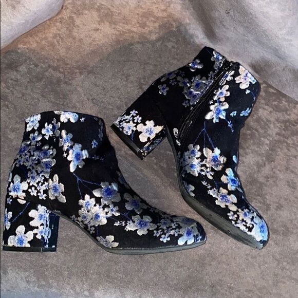 Authentic American Heritage Floral Boots - Picture 2 of 3